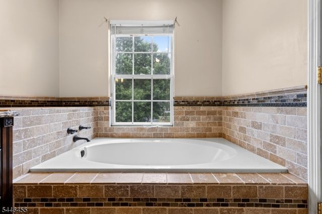 220 Lindsay Ct, Branchburg Twp., NJ 08876