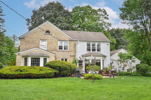 7716 N Links WAY, Fox Point, WI 53217