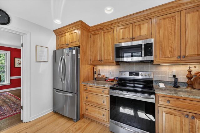 7716 N Links WAY, Fox Point, WI 53217