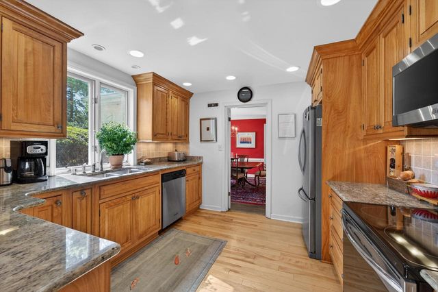 7716 N Links WAY, Fox Point, WI 53217