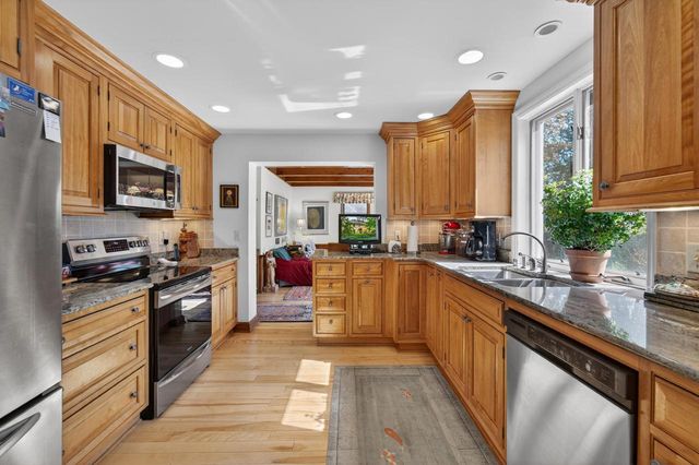 7716 N Links WAY, Fox Point, WI 53217