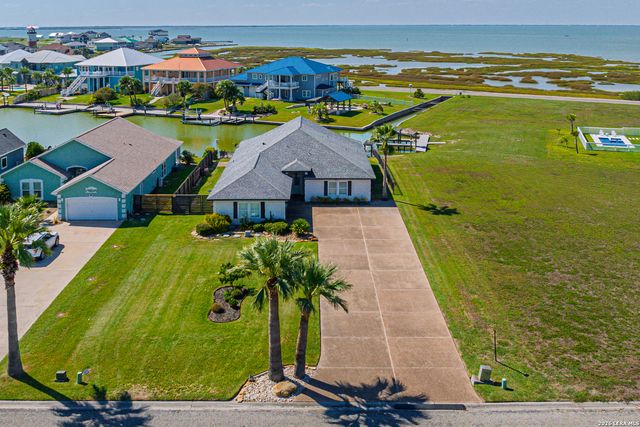 30 Peets Bend Dr, Rockport, TX 78382