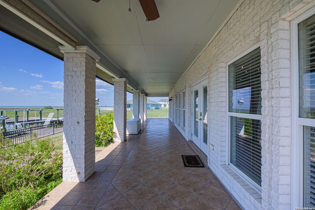 30 Peets Bend Dr, Rockport, TX 78382