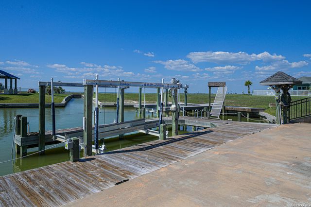 30 Peets Bend Dr, Rockport, TX 78382