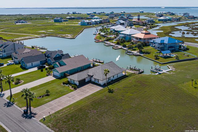 30 Peets Bend Dr, Rockport, TX 78382