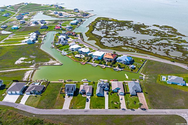 30 Peets Bend Dr, Rockport, TX 78382
