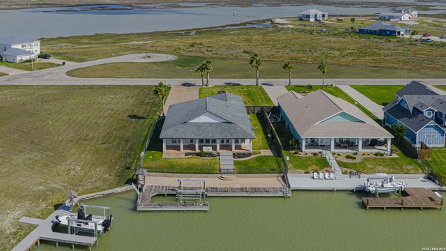 30 Peets Bend Dr, Rockport, TX 78382