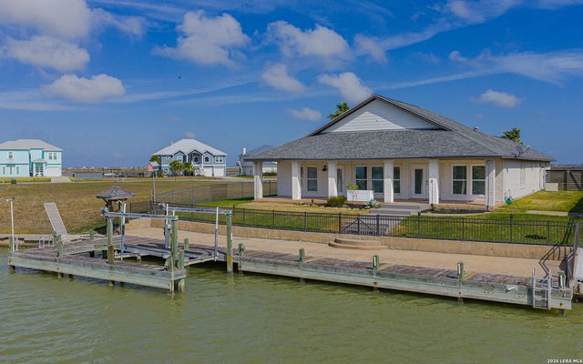 30 Peets Bend Dr, Rockport, TX 78382