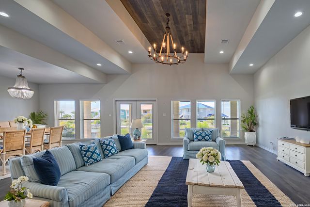 30 Peets Bend Dr, Rockport, TX 78382