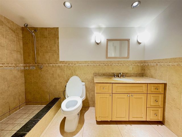 2406 Mckinley St, Hollywood, FL 33020