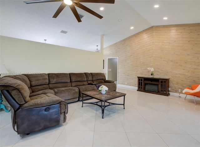 10949 NW 1st Mnr, Coral Springs, FL 33071