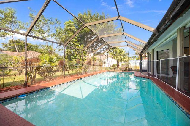 10949 NW 1st Mnr, Coral Springs, FL 33071