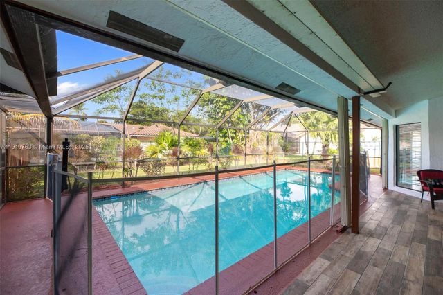 10949 NW 1st Mnr, Coral Springs, FL 33071