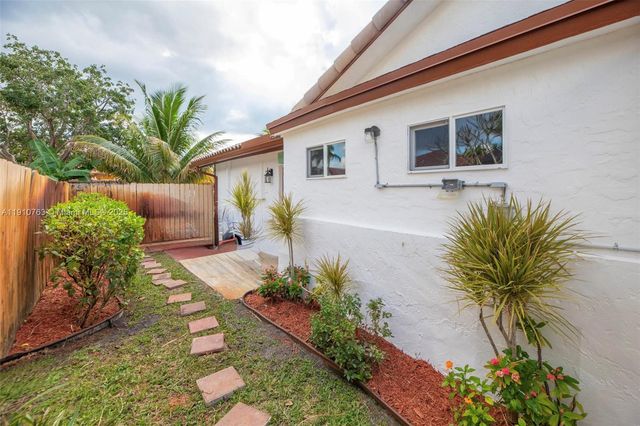 10949 NW 1st Mnr, Coral Springs, FL 33071