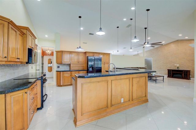 10949 NW 1st Mnr, Coral Springs, FL 33071