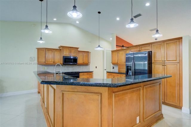 10949 NW 1st Mnr, Coral Springs, FL 33071