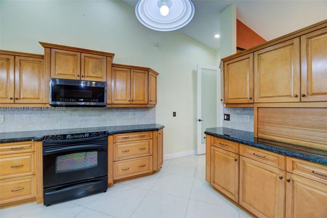 10949 NW 1st Mnr, Coral Springs, FL 33071