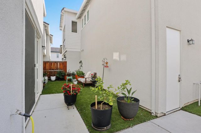 2413 Seaside Rd, Lathrop, CA 95330