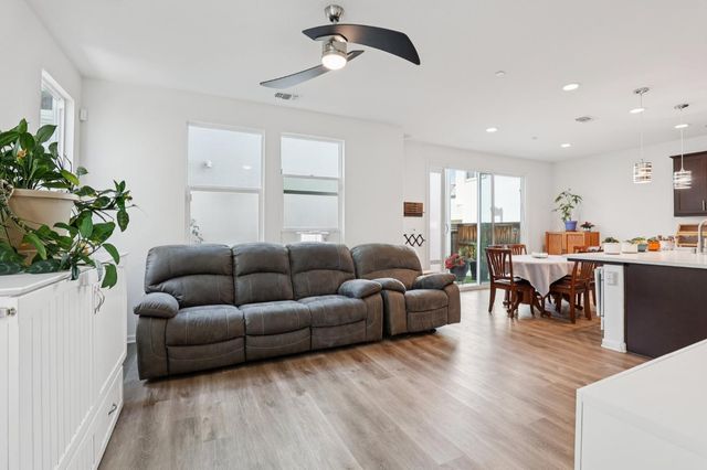 2413 Seaside Rd, Lathrop, CA 95330