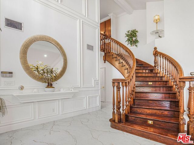 6111 County Oak Road, Woodland Hills, CA 91367