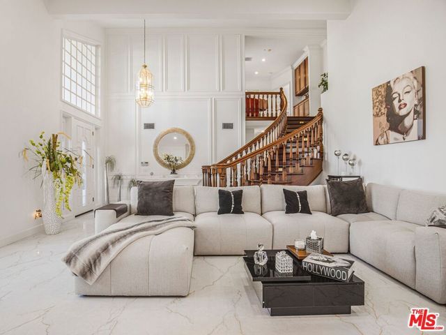 6111 County Oak Road, Woodland Hills, CA 91367