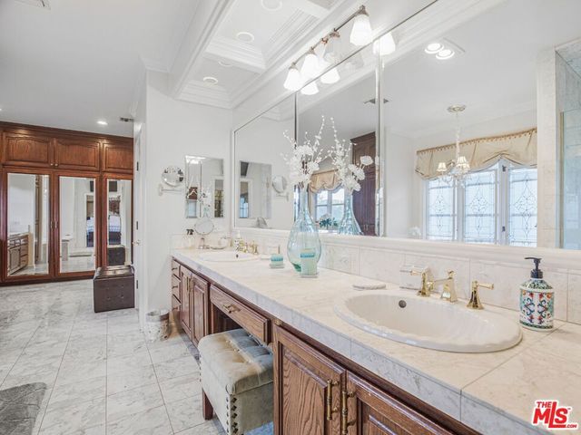 6111 County Oak Road, Woodland Hills, CA 91367