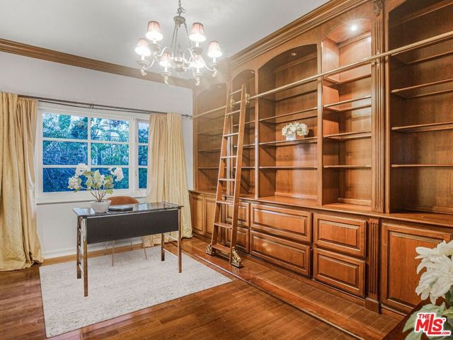 6111 County Oak Road, Woodland Hills, CA 91367