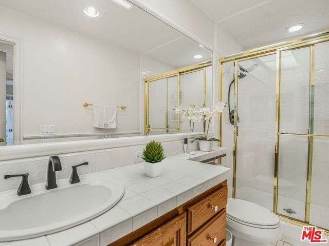 6111 County Oak Road, Woodland Hills, CA 91367