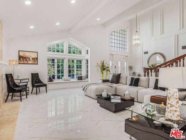6111 County Oak Road, Woodland Hills, CA 91367