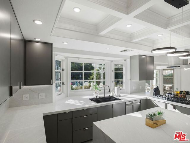 6111 County Oak Road, Woodland Hills, CA 91367