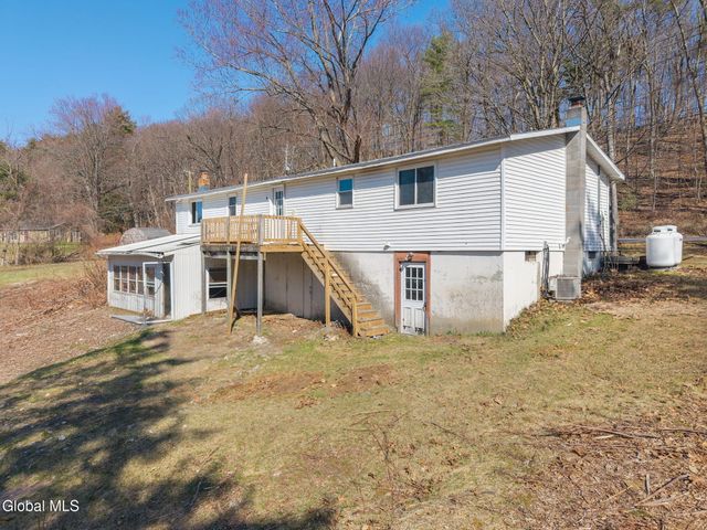 90 Clamsteam Road, Halfmoon, NY 12065
