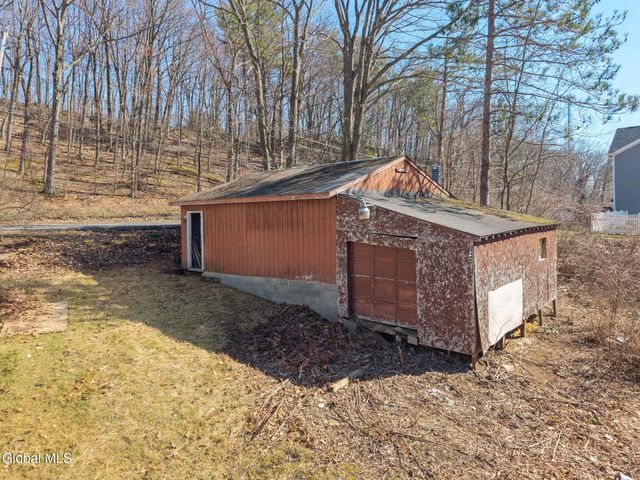 90 Clamsteam Road, Halfmoon, NY 12065