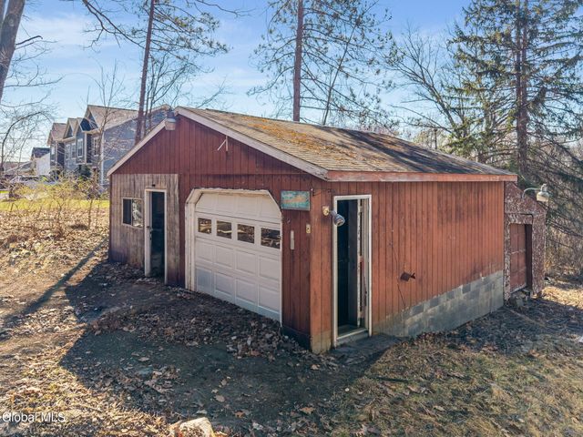 90 Clamsteam Road, Halfmoon, NY 12065