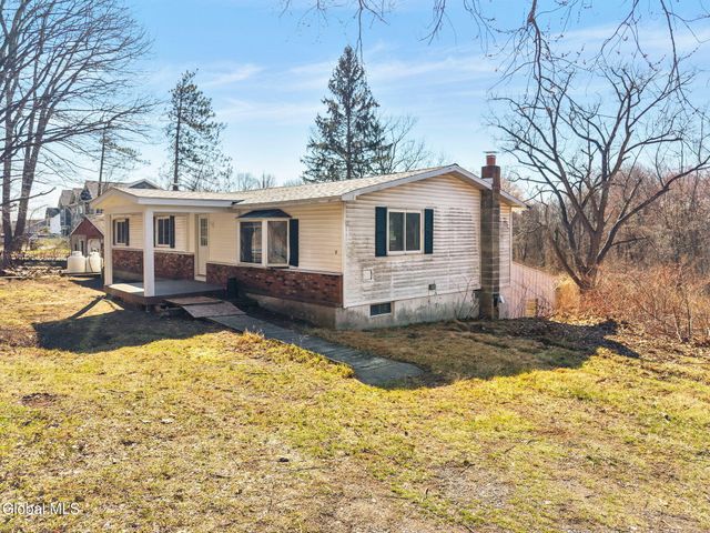 90 Clamsteam Road, Halfmoon, NY 12065