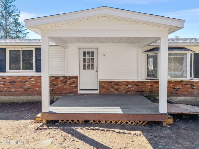 90 Clamsteam Road, Halfmoon, NY 12065