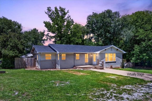 310 Hawkins Avenue, Huntsville, AR 72740