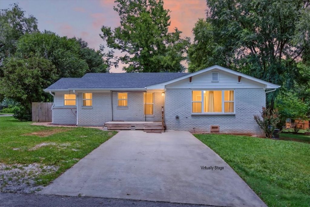 310 Hawkins Avenue, Huntsville, AR 72740