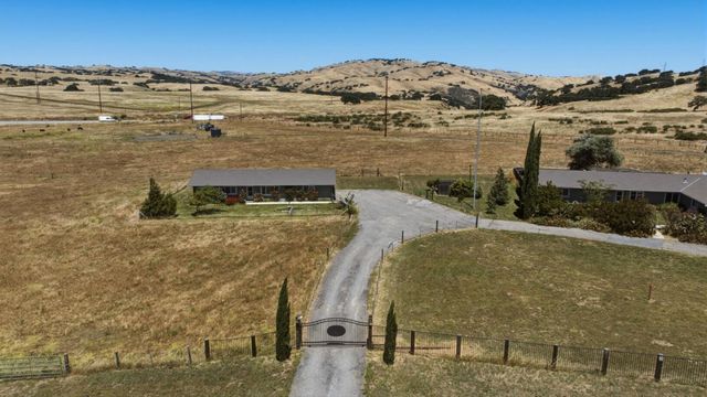 38780 Dinosaur Point Road, Hollister, CA 95023