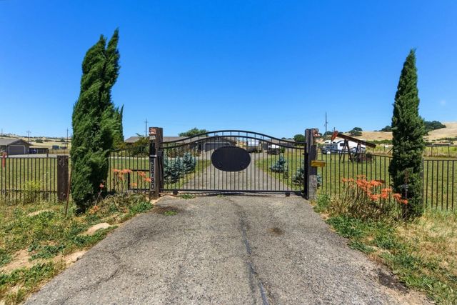 38780 Dinosaur Point Road, Hollister, CA 95023