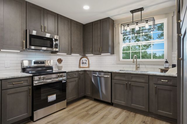 230 S Valley Rd, Hendersonville, TN 37075