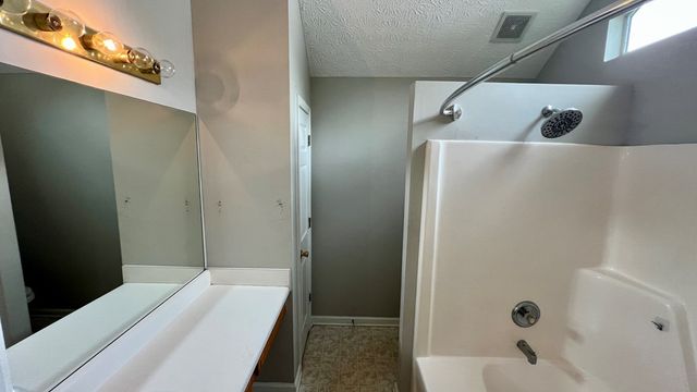 195 Creekside Drive, Grantville, GA 30220