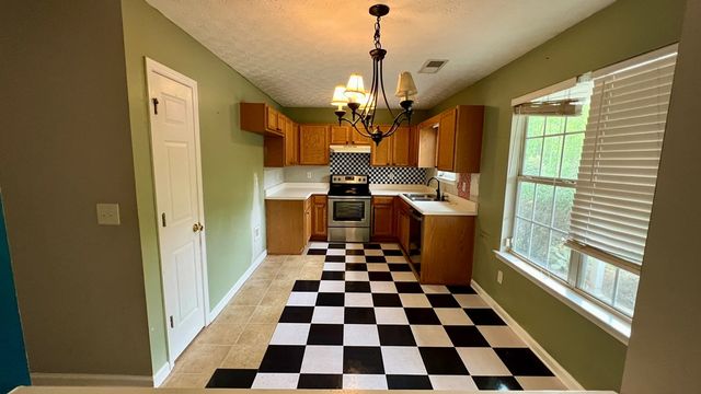 195 Creekside Drive, Grantville, GA 30220