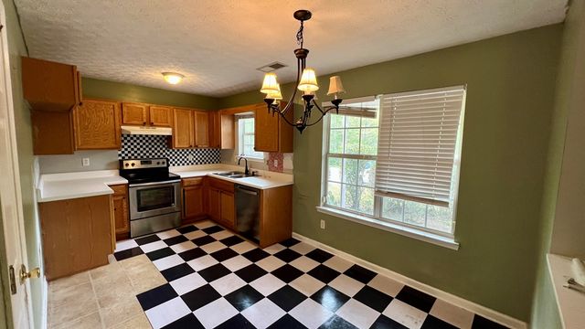 195 Creekside Drive, Grantville, GA 30220
