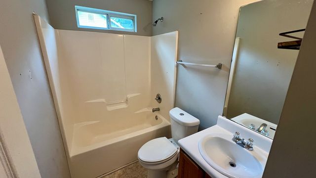 195 Creekside Drive, Grantville, GA 30220