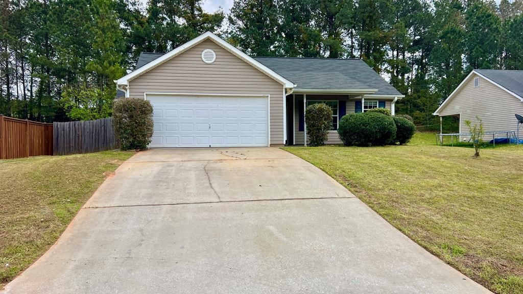 195 Creekside Drive, Grantville, GA 30220