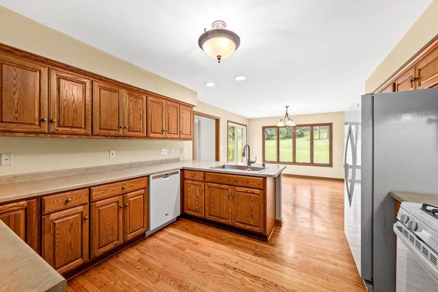 W270N2568 Orchard LANE, Pewaukee, WI 53072