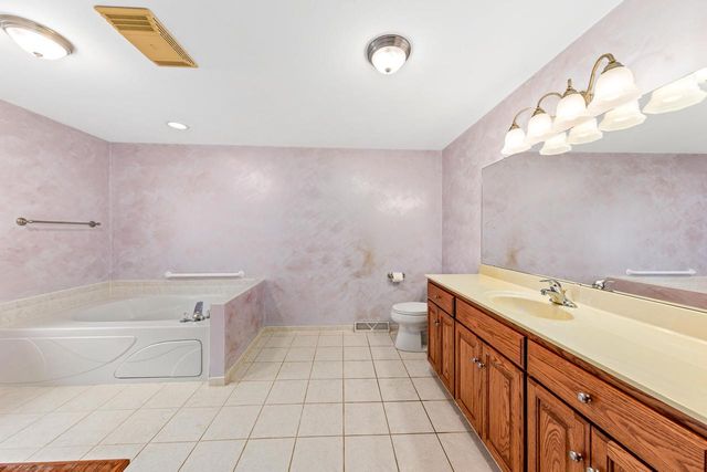 W270N2568 Orchard LANE, Pewaukee, WI 53072