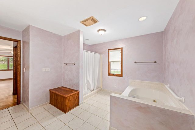 W270N2568 Orchard LANE, Pewaukee, WI 53072