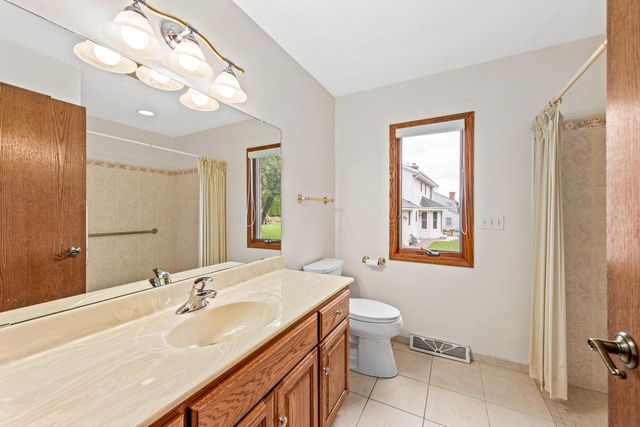 W270N2568 Orchard LANE, Pewaukee, WI 53072