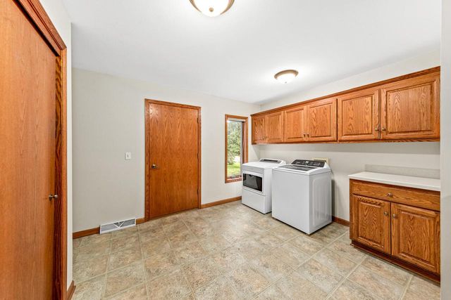 W270N2568 Orchard LANE, Pewaukee, WI 53072